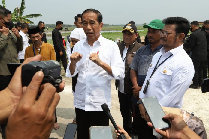 FOTO: Presiden Joko Widodo dan Menteri Pertanian Syahrul Yasin Limpo di Desa Senori, Kecamatan Merakurak, Kabupaten Tuban Kamis, 6 April 2023.