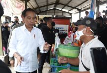Presiden dan Ibu Iriana Cek Harga Kebutuhan Pokok di Pasar Sambonggede FOTO: Presiden Jokowi meninjau aktivitas perdagangan yang ada di Pasar Sambonggede, Kabupaten Tuban, Provinsi Jawa Timur, pada Kamis (06/04/2023). (Foto: BPMI Setpres/Kris)