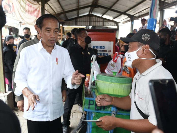 FOTO: Presiden Jokowi meninjau aktivitas perdagangan yang ada di Pasar Sambonggede, Kabupaten Tuban, Provinsi Jawa Timur, pada Kamis (06/04/2023). (Foto: BPMI Setpres/Kris)