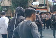 Gelar Aksi Pag-pagi, Geng Motor Bhezenk-Bhezenk Pukul Mundur Mahasiswa Pendukung Teroris KKB FOTO: Kelompok Geng Motor Bhezenk-Bhezenk saat memukul mundur kelompok mahasiswa pendukung teroris KKB di Jl. Lanto Dg. Pasewang Makassar, Jumat (7/4)