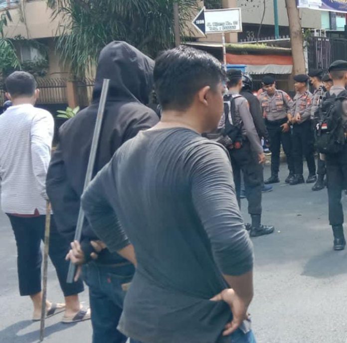 FOTO: Kelompok Geng Motor Bhezenk-Bhezenk saat memukul mundur kelompok mahasiswa pendukung teroris KKB di Jl. Lanto Dg. Pasewang Makassar, Jumat (7/4)