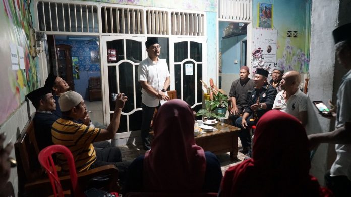 FOTO: Kunjungan Ketua Forum Kemanusian Kota Makassar (FKKM), dr Udin Malik di Toddopuli VI, Kelurahan Borong, Kecamatan Manggala untuk berbuka puasa bersama disambut antusias masyarakat setempat, Kamis (06/04).