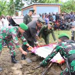 Dandim 1702/JWY Pimpin Upacara Pemakaman Salah Satu Prajurit Terbaiknya FOTO: WAMENA, Dandim 1702/JWY Letkol Cpn Athenius Murip.S.H.,M.H., Pimpin upacara Persemayaman dan dilanjutkan Upacara Pemakaman Jenazah Alm. Sertu Narin Wenda,