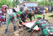 Dandim 1702/JWY Pimpin Upacara Pemakaman Salah Satu Prajurit Terbaiknya FOTO: WAMENA, Dandim 1702/JWY Letkol Cpn Athenius Murip.S.H.,M.H., Pimpin upacara Persemayaman dan dilanjutkan Upacara Pemakaman Jenazah Alm. Sertu Narin Wenda,