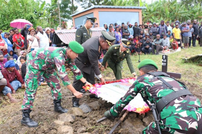 FOTO: WAMENA, Dandim 1702/JWY Letkol Cpn Athenius Murip.S.H.,M.H., Pimpin upacara Persemayaman dan dilanjutkan Upacara Pemakaman Jenazah Alm. Sertu Narin Wenda,