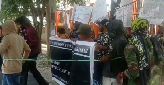 FOTO: Aksi Aliansi Mahasiswa Papua saat menggelar aksi demostrasi di Makassar bersamaan dengan peringatan hari Wafatnya Yesus Kristus