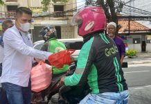 Safari Ramadhan, Loyalis Erick Thohir Berbagi Makanan Takjil ke Warga Jakarta