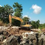 Diduga PT Pemenang Tender Lakukan Aktivitas Tambang Ilegal di Desa Labuaja Maros FOTO: Alat berat diduga sedang melakukan aktivitas tambang ilegal golongan C di Desa Labuaja, Kecamatan Cenrana, Kabupaten Maros dalam sorotan warga. Direkam oleh warga desa Labuaja pada Jumat (7/4/2023)