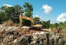 Diduga PT Pemenang Tender Lakukan Aktivitas Tambang Ilegal di Desa Labuaja Maros FOTO: Alat berat diduga sedang melakukan aktivitas tambang ilegal golongan C di Desa Labuaja, Kecamatan Cenrana, Kabupaten Maros dalam sorotan warga. Direkam oleh warga desa Labuaja pada Jumat (7/4/2023)
