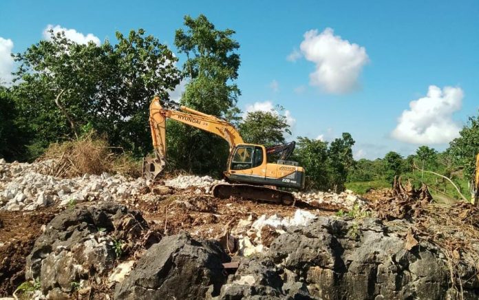 FOTO: Alat berat diduga sedang melakukan aktivitas tambang ilegal golongan C di Desa Labuaja, Kecamatan Cenrana, Kabupaten Maros dalam sorotan warga. Direkam oleh warga desa Labuaja pada Jumat (7/4/2023)