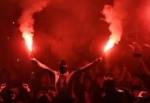 Larangan Keras Penggunaan Flare dan Smoke Boom saat Laga PSM versus Borneo FC Flare dalam pertandingan sepakbola /Antara/Aditya Pradana Putra/