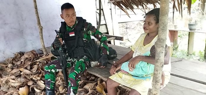 FOTO: Satgas Yonif 132/BS mengunjungi masyarakat dengan melaksanakan kegiatan Anjangsana Di Kp.Sawiyatami, Distrik Mannem, Kab.Keerom, Provinsi Papua, Jumat (07/04/2023).