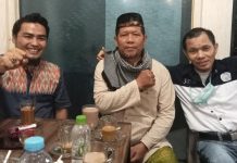 Betel Tegas Tolak Anzar Makkuasa, Ajak Alumni Lintas Fakultas Gelar Aksi Unras Didepan Kampus UMI FOTO: Andi Jamal Kamaruddin Daeng Masiga alias Betel (Tengah) bersama Syamsul Bahri Majjaga (Kanan) dan Dr. aloq (Kiri) beberapa alumni lintas fakultas UMI saat menggelar jumpa pers di Warkop Megazone Panakukang Makassar. Sabtu (8/4/2023)