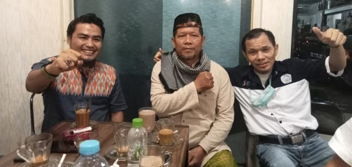 FOTO: Andi Jamal Kamaruddin Daeng Masiga alias Betel (Tengah) bersama Syamsul Bahri Majjaga (Kanan) dan Dr. aloq (Kiri) beberapa alumni lintas fakultas UMI saat menggelar jumpa pers di Warkop Megazone Panakukang Makassar. Sabtu (8/4/2023)