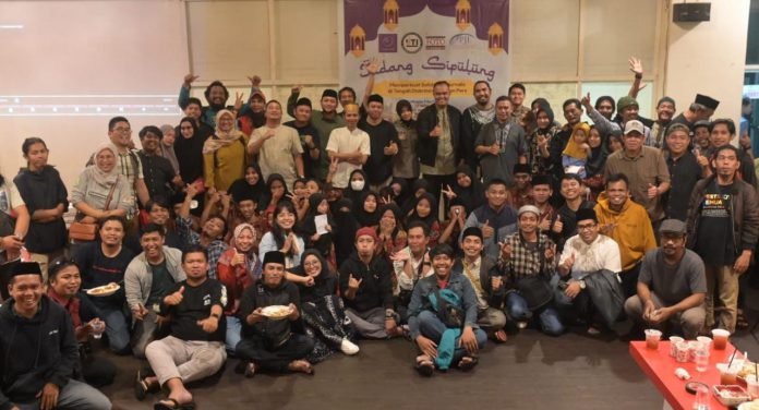 FOTO: Empat organisasi profesi jurnalis di Sulawesi Selatan menggelar acara buka puasa bersama puluhan anak panti asuhan di Redcorner Cafe, Jalan Yusuf Dg Ngawing, Kota Makassar, Minggu (9/4/2023).