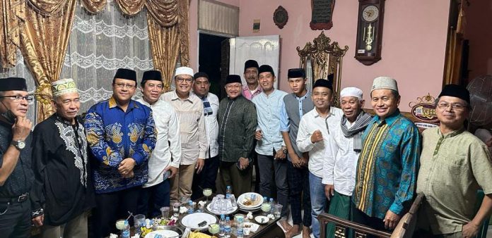 FOTO: Pusat Kerukunan Keluarga Turatea (PP KKT) Jeneponto melalukan buka puasa bersama dengan tokoh-tokoh masyarakat Jeneponto di Paopao, Paccinnongan, Somba Opu, Gowa pada Ahad, 9 April 2023.