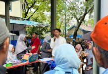 Berbagi 660 Paket ke Jukir, dr Udin Malik: Perhatikan Kesehatan Meski Aktif Beraktivitas FOTO: Ketua Forum Kemanusian Kota Makassar (FKKM), dr Udin Malik berbagi 660 paket bahan pokok dan pemeriksaan kesehatan ke juru parkir (Jukir) di Jl R.A. Kartini, Senin (10/04) pagi.