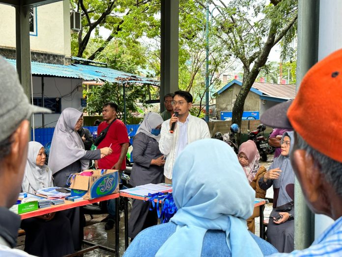 FOTO: Ketua Forum Kemanusian Kota Makassar (FKKM), dr Udin Malik berbagi 660 paket bahan pokok dan pemeriksaan kesehatan ke juru parkir (Jukir) di Jl R.A. Kartini, Senin (10/04) pagi.