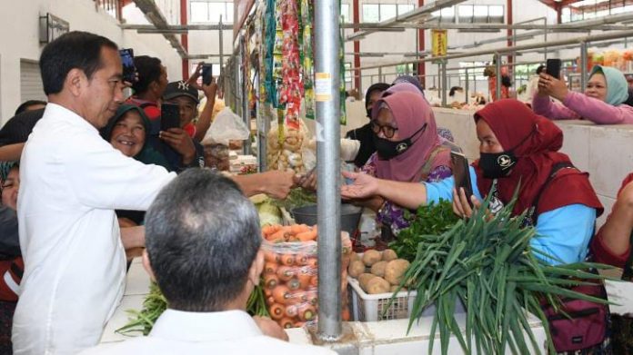 FOTO: Presiden Jokowi saat mengunjungi Pasar Selo, Kabupaten Boyolali, Jawa Tengah, pada Senin (10/04/2023). (Foto: BPMI Setpres/Kris)