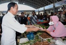 Kunjungi Pasar Legi, Presiden: Secara Umum Harga Turun FOTO: Presiden Jokowi meninjau Pasar Legi di Kota Surakarta, Provinsi Jawa Tengah pada Senin (10/04/2023). (Foto: BPMI Setpres/Kris)