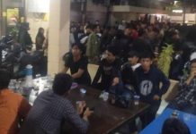 Mahasiswa Kepung Mapolres Palopo, Ada Apa? FOTO: Ratusan mahasiswa mendatangi Markas Kepolisian Resort (Mapolres) Palopo, Senin 10 April 2023 malam.