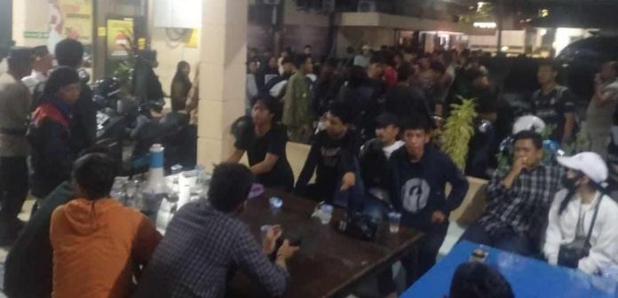 FOTO: Ratusan mahasiswa mendatangi Markas Kepolisian Resort (Mapolres) Palopo, Senin 10 April 2023 malam.