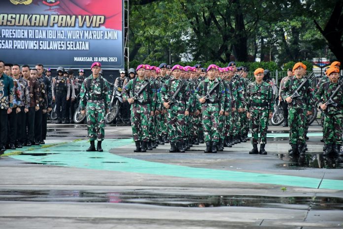 FOTO: Batalyon Marinir Pertahanan Pangkalan (Yonmarhanlan) VI laksanakan Pam VVIP dalam rangka kunjungan Wakil Presiden (Wapres) beserta rombongan di wilayah Kota Makassar, yang diawali Apel gelar pasukan yang bertempat di Lapangan Karebosi, Ujung Pandang, Makassar. Senin (10/04/2023)