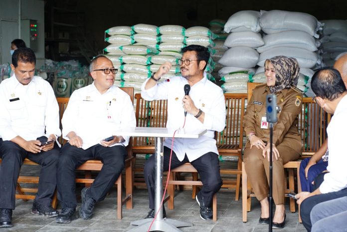 FOTO:Menteri Pertanian Syahrul Yasin Limpo (Mentan SYL) mendorong Pemerintah Daerah Kabupaten Klaten untuk mengembangkan beras lokal merek rojolele yang merupakan beras setempat hasil panen raya IP400.