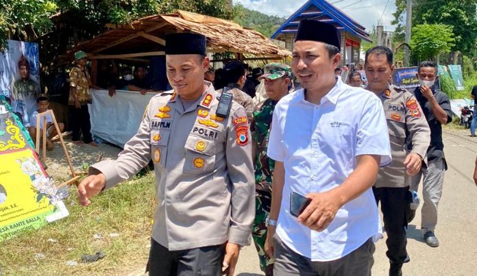 Andi Abdullah Rahim dan keluarga menghadiri acara pemakaman Wakil Bupati Luwu, Alm. Syukur Bijak, SE di rumah duka Desa Batusitanduk, Kec. Walenrang, Kab. Luwu, Selasa, (11/04).