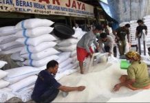 Dirut Food Station: Pasokan Beras di PIBC Dipastikan Aman FOTO: Pekerja mengemas beras ke dalam karung di Pasar Induk Beras Cipinang, Jakarta, Selasa (26/1/2021).