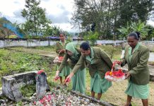 Peringati HUT Persit ke 77, Persit KCK Kodim 1702/JWY Melaksanakan Ziarah ke Taman Makam Pahlawan FOTO: Persit Kartika Chandra Kirana ke-77 Ketua Persit KCK Kodim 1702/JWY Dr. Ida Waromi Murip melaksanakan ziarah di Taman Makam Pahlawan Wamena, Distrik Wamena, Kab. Jayawijaya, Papua Pegunungan.(11/04/2023)