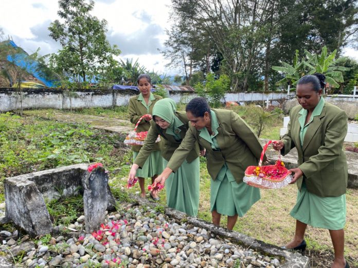 FOTO: Persit Kartika Chandra Kirana ke-77 Ketua Persit KCK Kodim 1702/JWY Dr. Ida Waromi Murip melaksanakan ziarah di Taman Makam Pahlawan Wamena, Distrik Wamena, Kab. Jayawijaya, Papua Pegunungan.(11/04/2023)