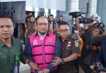 Hal yang Dilanggar Direktur PDAM Makassar: Pemberian Asuransi ke Walikota dan Wawali tidak Dibenarkan FOTO: Haris YL saat digiring penyidik Kejaksaan Tinggi Sulsel ke Lapas Klas 1A Makassar
