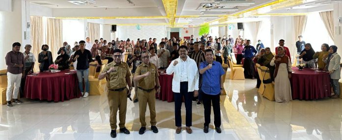 FOTO: Ketua Forum Kemanusian Kota Makassar (FKKM), dr Udin Malik kembali mensosialisasikan program Dokter Kita di Karebosi Premier Hotel, Selasa (11/04).