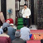 Jemaah Baitul Mu’minin Kokoa Antusias Menanggapi Gagasan Dokter Kita dari dr Udin Malik FOTO: Ketua Forum Kemanusian Kota Makassar (FKKM), dr Udin Malik disambut antusias jemaah Masjid Baitul Mu'minin Kokoa, Jl Sabutung, Pannampu, Kecamatan Tallo, Selasa (11/04).