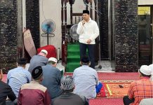 Jemaah Baitul Mu’minin Kokoa Antusias Menanggapi Gagasan Dokter Kita dari dr Udin Malik FOTO: Ketua Forum Kemanusian Kota Makassar (FKKM), dr Udin Malik disambut antusias jemaah Masjid Baitul Mu'minin Kokoa, Jl Sabutung, Pannampu, Kecamatan Tallo, Selasa (11/04).