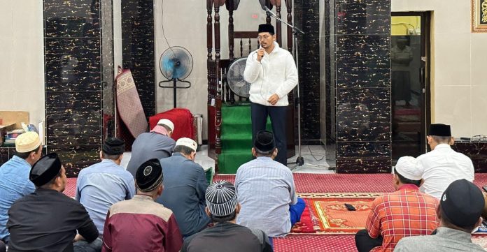 FOTO: Ketua Forum Kemanusian Kota Makassar (FKKM), dr Udin Malik disambut antusias jemaah Masjid Baitul Mu'minin Kokoa, Jl Sabutung, Pannampu, Kecamatan Tallo, Selasa (11/04).