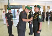 Kasrem 172/PWY Pimpin Penyerahan Jabatan Kasiops Dan Kasiper FOTO: Acara Tradisi Korps dan penyerahan jabatan tersebut dipimpin oleh Kepala Staf Korem (Kasrem) 172/PWY Kolonel Inf Bayu Sudarmanto, bertempat di Aula Makorem, Abepura, Kota Jayapura, Papua, Selasa (11/4).