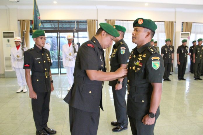 FOTO: Acara Tradisi Korps dan penyerahan jabatan tersebut dipimpin oleh Kepala Staf Korem (Kasrem) 172/PWY Kolonel Inf Bayu Sudarmanto, bertempat di Aula Makorem, Abepura, Kota Jayapura, Papua, Selasa (11/4).