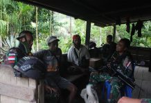 Mempererat Keakraban TNI dan Rakyat, Satgas Yonif 132/BS Anjangsana Ke Rumah Masyarakat di Perbatasan FOTO: Satgas Yonif 132/BS melakukan anjangsana ke rumah masyarakat Di Kp.Kalibom, Distrik Waris, Kabupaten Keerom, Provinsi Papua, Selasa (11/04/2023).