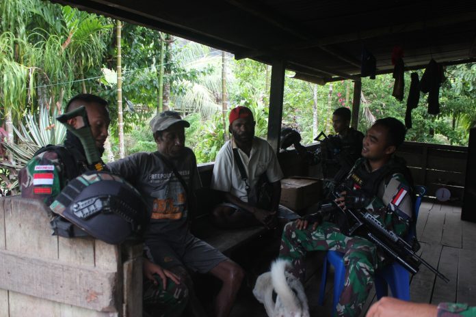 FOTO: Satgas Yonif 132/BS melakukan anjangsana ke rumah masyarakat Di Kp.Kalibom, Distrik Waris, Kabupaten Keerom, Provinsi Papua, Selasa (11/04/2023).