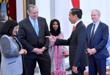 Presiden Jokowi Terima Kunjungan Anggota Kongres Amerika Serikat FOTO: Presiden Jokowi saat menerima kunjungan anggota kongres Amerika Serikat pada Rabu (12/04/2023), di Istana Merdeka, Jakarta. (Foto: BPMI Setpres/Rusman)