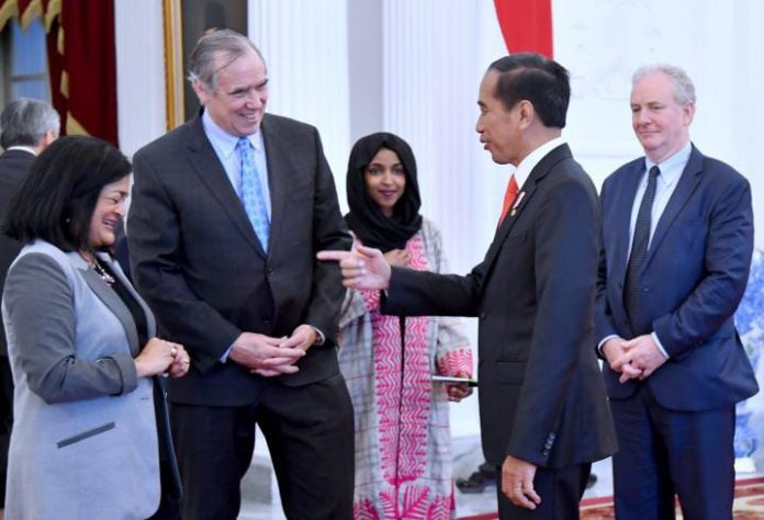 FOTO: Presiden Jokowi saat menerima kunjungan anggota kongres Amerika Serikat pada Rabu (12/04/2023), di Istana Merdeka, Jakarta. (Foto: BPMI Setpres/Rusman)