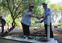 Hari Bhakti Pemasyarakatan Ke-59, Kalapas Makassar Tabur Bunga di TMP Panaikang Makassar FOTO: Kepala Kantor Wilayah KemenkumHAM Sulsel,Liberti Sitinjak saat tabur bunga di TMP Panaikang Kota Makassar.
