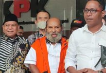 Petrus Pattyona Sebut KPK Sita Emas Seberat 1 Kg Bertuliskan ‘Made by Lukas Enembe’ FOTO: Kanan Petrus Bala Pattyona Kuasa Hukum Gubernur Papua non-aktif Lukas Enembe/RMOL