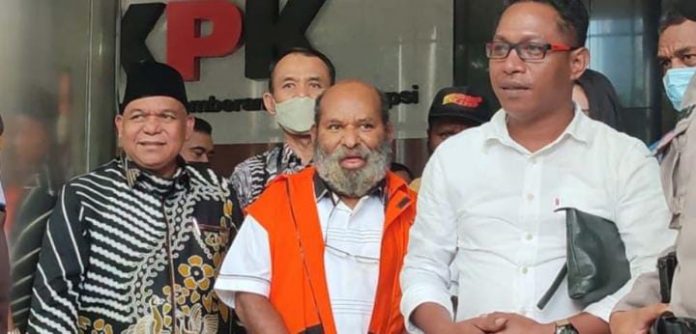 FOTO: Kanan Petrus Bala Pattyona Kuasa Hukum Gubernur Papua non-aktif Lukas Enembe/RMOL