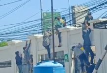 Simpatisan Lompati Pagar Kejati Sulsel Saat Wali kota Makassar Diperiksa, Jamwas Kejagung: Waduh kok begini Foto tangkap layar dari video viral sejumlah orang memanjat pagar Kejati Sulsel Jl. Urip Sumoharjo Km. 4 Makassar. Kamis (14/4)