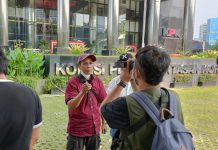 Pasca OTT KPK Terhadap PPK BPKA Sulsel, LSM PILHI Bakal Lapor Pembebasan Lahan Kereta Api di Maros, Dugaan Adanya Indikasi Korupsi FOTO: Direktur Eksekutif LSM Pusat Informasi Lingkungan Hidup Indonesia (PILHI) Syamsir Anchi, saat menggelar aksi di KPK beberapa waktu lalu.