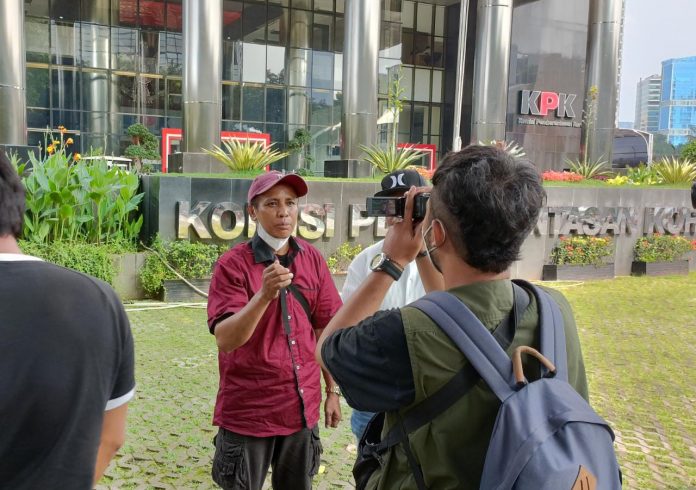 FOTO: Direktur Eksekutif LSM Pusat Informasi Lingkungan Hidup Indonesia (PILHI) Syamsir Anchi, saat menggelar aksi di KPK beberapa waktu lalu.