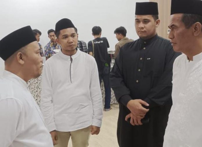 FOTO: Kiri Plt Ketua DPD KNPI Sulawesi Selatan Dr. Andi Surahman Batara, (Baju Hitam) Andi Amar Ma’ruf, dan Andi Amran Sulaiman saat digelar Buka Puasa Bersama DPD KNPI di Makassar.